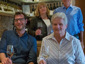 Weingut Feser mit Vinothek, Ferienwohnungen & Erlebnis host Feser winemaking family