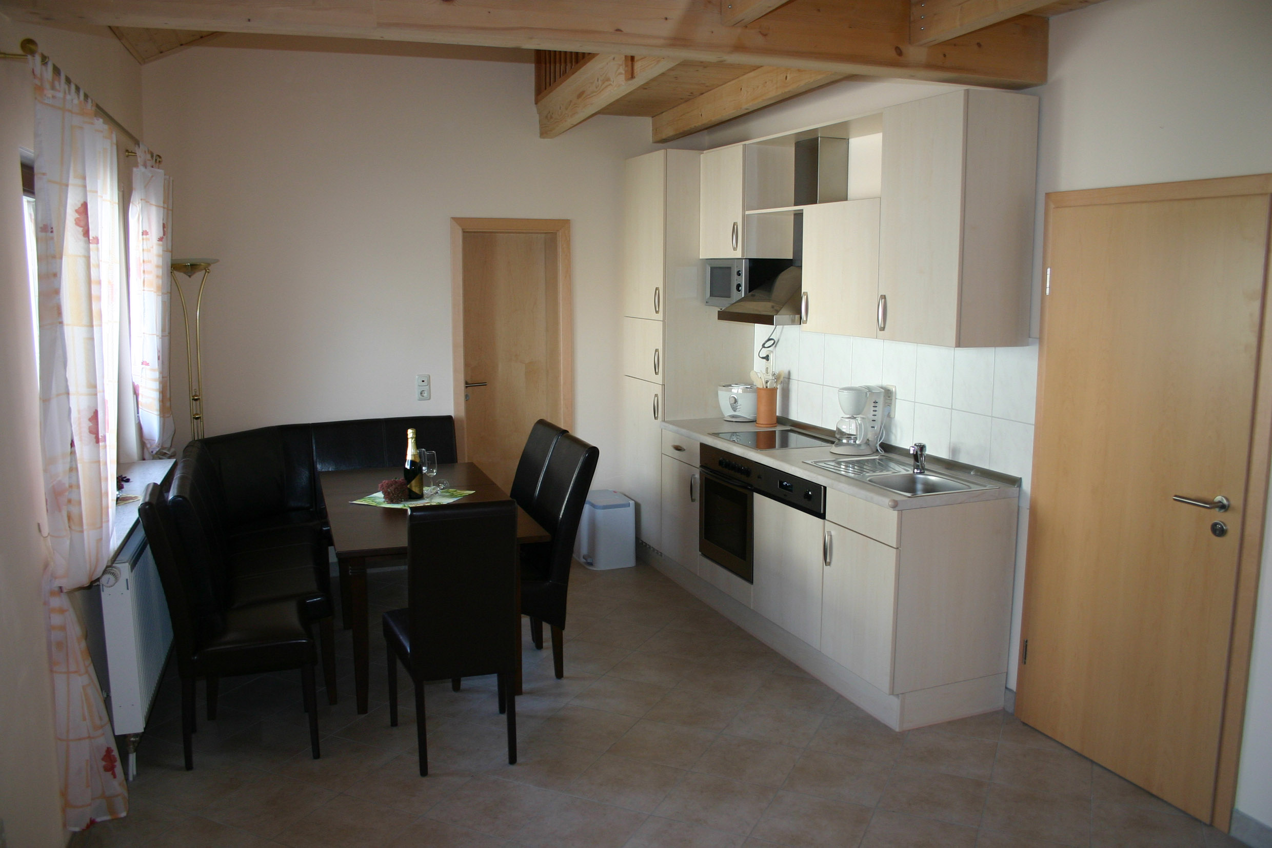 Weingut Feser mit Vinothek, Ferienwohnungen & Erlebnis Presentatie van de kamers "anno"