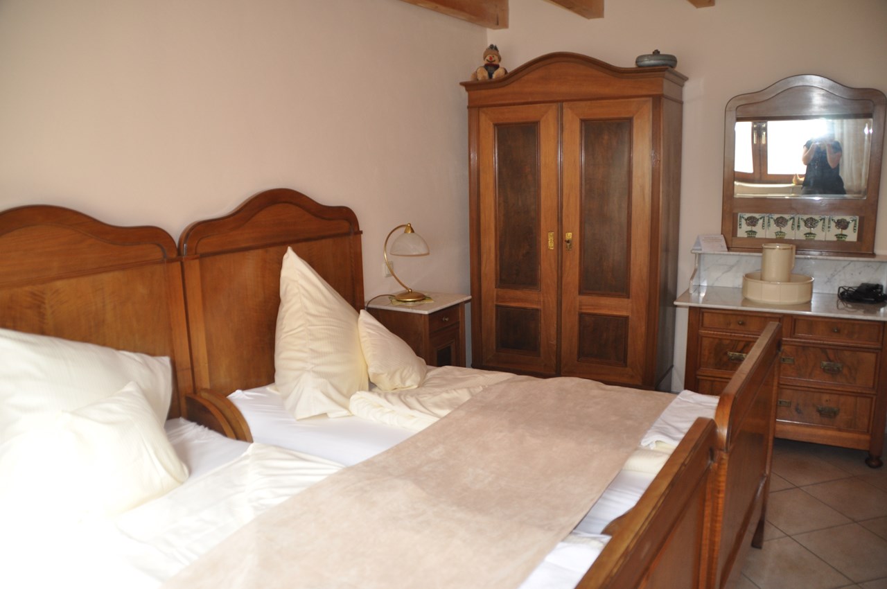 Weingut Feser mit Vinothek, Ferienwohnungen & Erlebnis Presentatie van de kamers "toen"