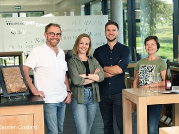Meyerhof - Bioweingut, Vinothek & Gästehaus host Hammer & Engel family