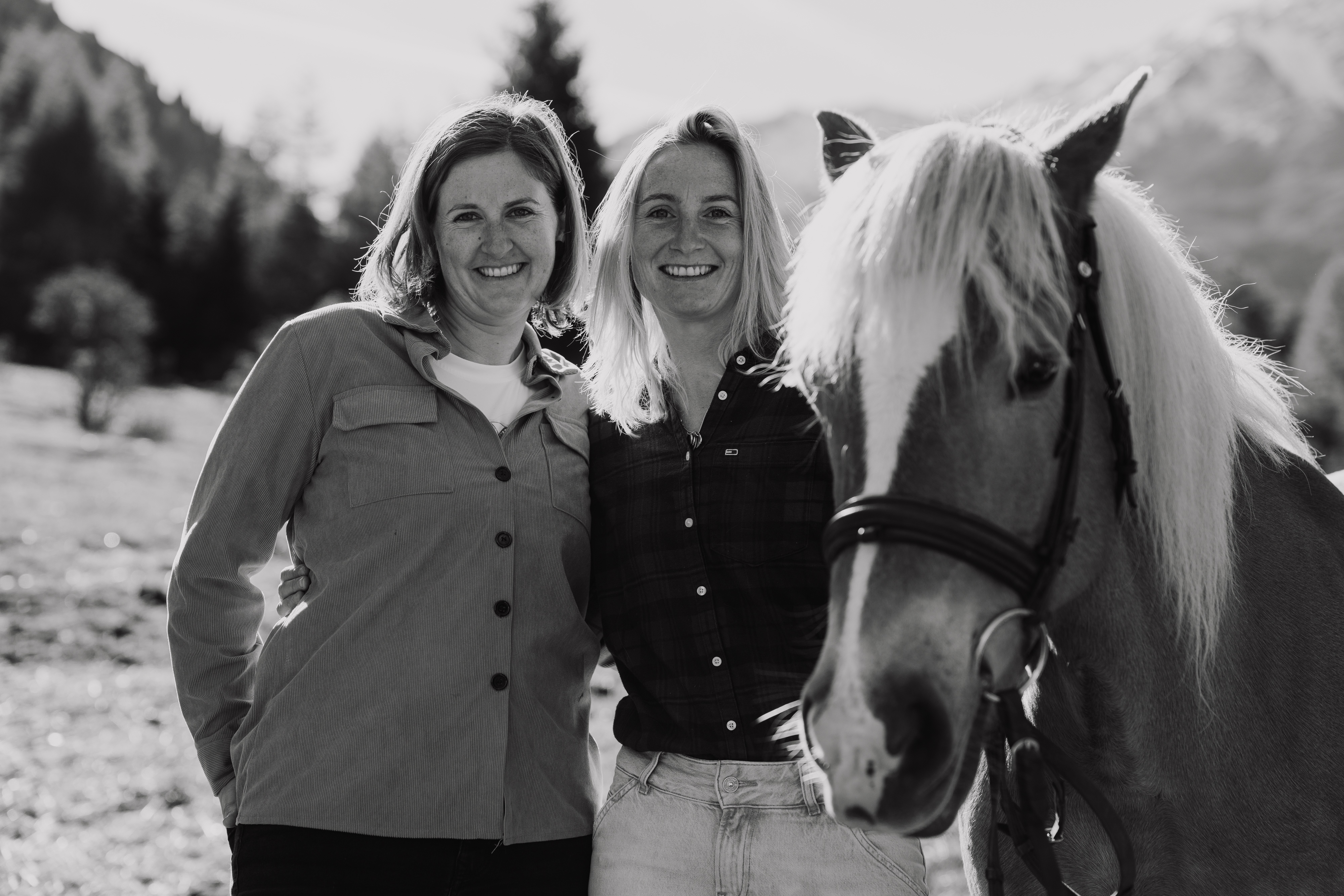 Ferien Bauernhof: Vanessa und Bea eure Gastgeber - Apartpension Almhof - Reithof Pitztal - Bauernhof