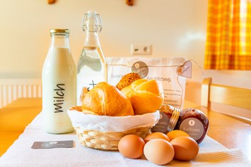 Ferien Bauernhof: Brötchenservice möglich, frische Milch und Eier von unserem Biobauernhof. - Öko-Appartements Biobauernhof "Fallhaus"