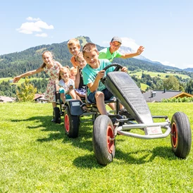 Ferien Bauernhof: Spielspaß mit unserem Go-Cart. - Biobauernhof Mittermoos