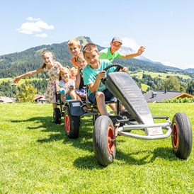 Ferien Bauernhof: Spielspaß mit unserem Go-Cart. - Biobauernhof Mittermoos