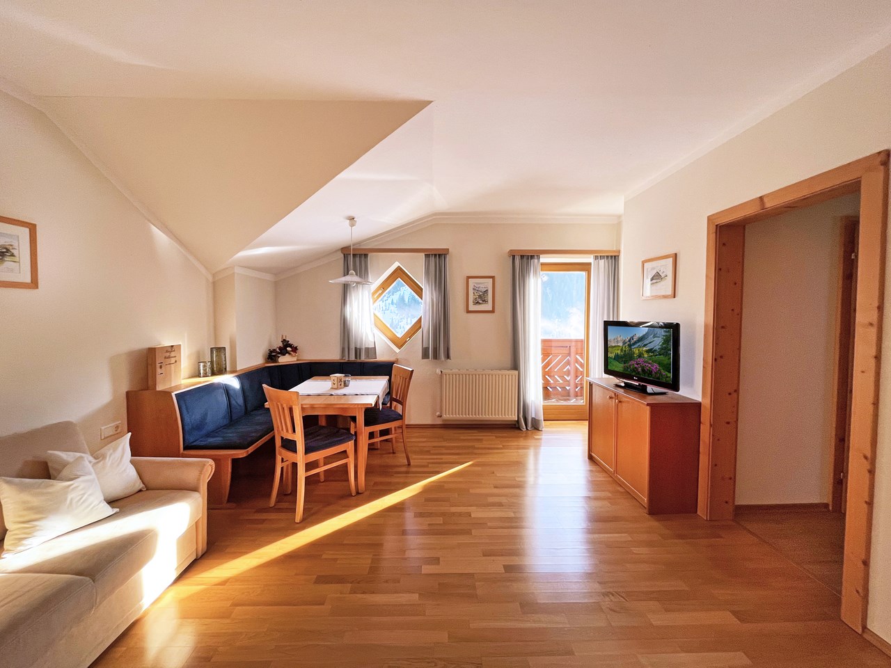 Mittersteghof Presentation of the rooms Apartment No. 3