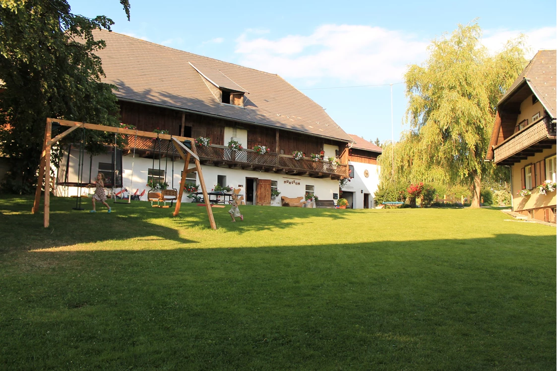 Ferien Bauernhof: Hofbereich - Bauernhof Hönigshof - Familie Kerschenbauer