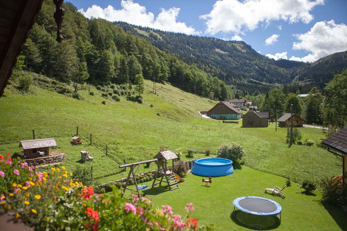 Ferien Bauernhof: Auch für unsere kleinen Gäste haben wir einen kleinen Spielplatz wo sie sich austoben können. - Bio-Bauernhof Vordergrubenbach