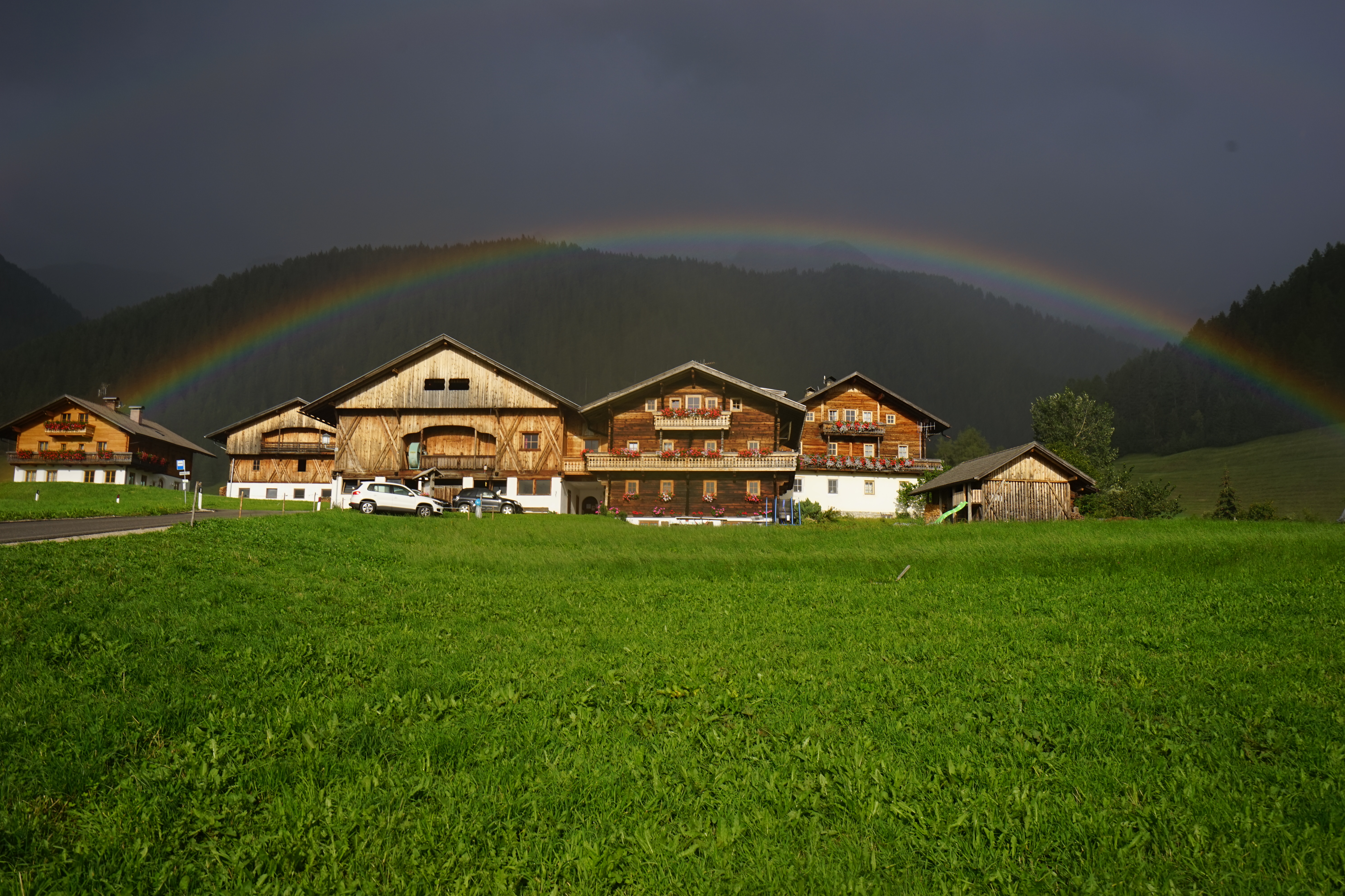 počitnice na kmetiji - Mithilfe beim: Ernten - In der klaren Bergluft auf 1.460 Metern Höhe atmen Sie tief durch und genießen eine erholsame Auszeit vom Alltag. Auf dem Unterhabererhof haben Sie die Gelegenheit, das beschauliche Landleben in Ihrem Urlaub auf dem Bauernhof in vollen Zügen auszukosten. Auf Anfrage können Sie gerne bei der Stallarbeit und beim Füttern der Kühe mithelfen. Während Ihres Aufenthaltes stellen wir Ihnen frische Hofprodukte zur Verfügung und morgens werden Sie auf Wunsch mit knusprigen Brötchen versorgt. - Unterhabererhof