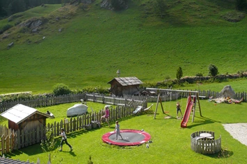 Ferien Bauernhof: Die Kinder haben viel Platz zum Spielen auf unserem Spielplatz und im Spielzimmer - Oberhof