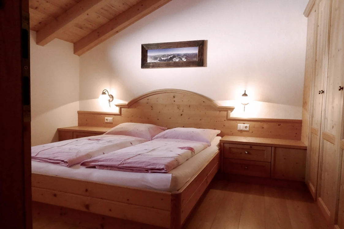 Ferien Bauernhof: Schlafzimmer aus Massivholz in der Wohnung Gipfelwind - Oberhof