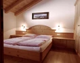 Ferien Bauernhof: Schlafzimmer aus Massivholz in der Wohnung Gipfelwind - Oberhof