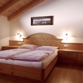 Ferien Bauernhof: Schlafzimmer aus Massivholz in der Wohnung Gipfelwind - Oberhof