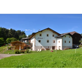 Ferien Bauernhof: Hof mit Liegewiese und Spielplatz - Schgagulerhof