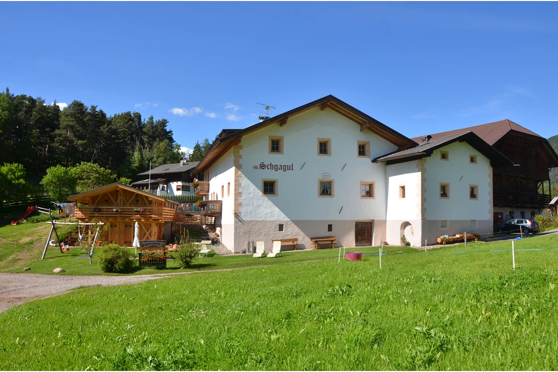 Ferien Bauernhof: Hof mit Liegewiese und Spielplatz - Schgagulerhof