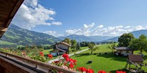 Urlaub auf dem Bauernhof - Spielplatz - Balkonausblick in die wunderschöne Kitzbühler Bergwelt - Erbhof "Achrainer-Moosen"