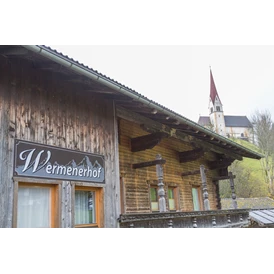 Ferien Bauernhof: Aussenansicht mit Bliick auf Kirche St. Pankraz - Wermenerhof