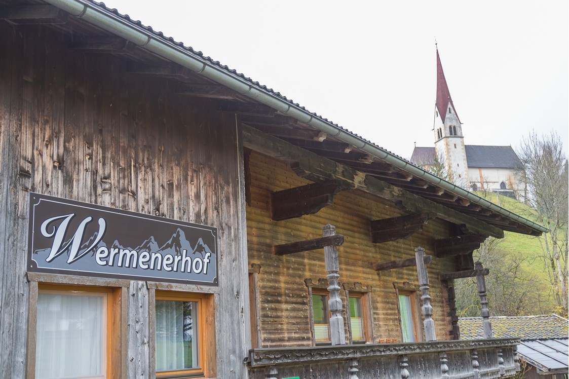 Ferien Bauernhof: Aussenansicht mit Bliick auf Kirche St. Pankraz - Wermenerhof