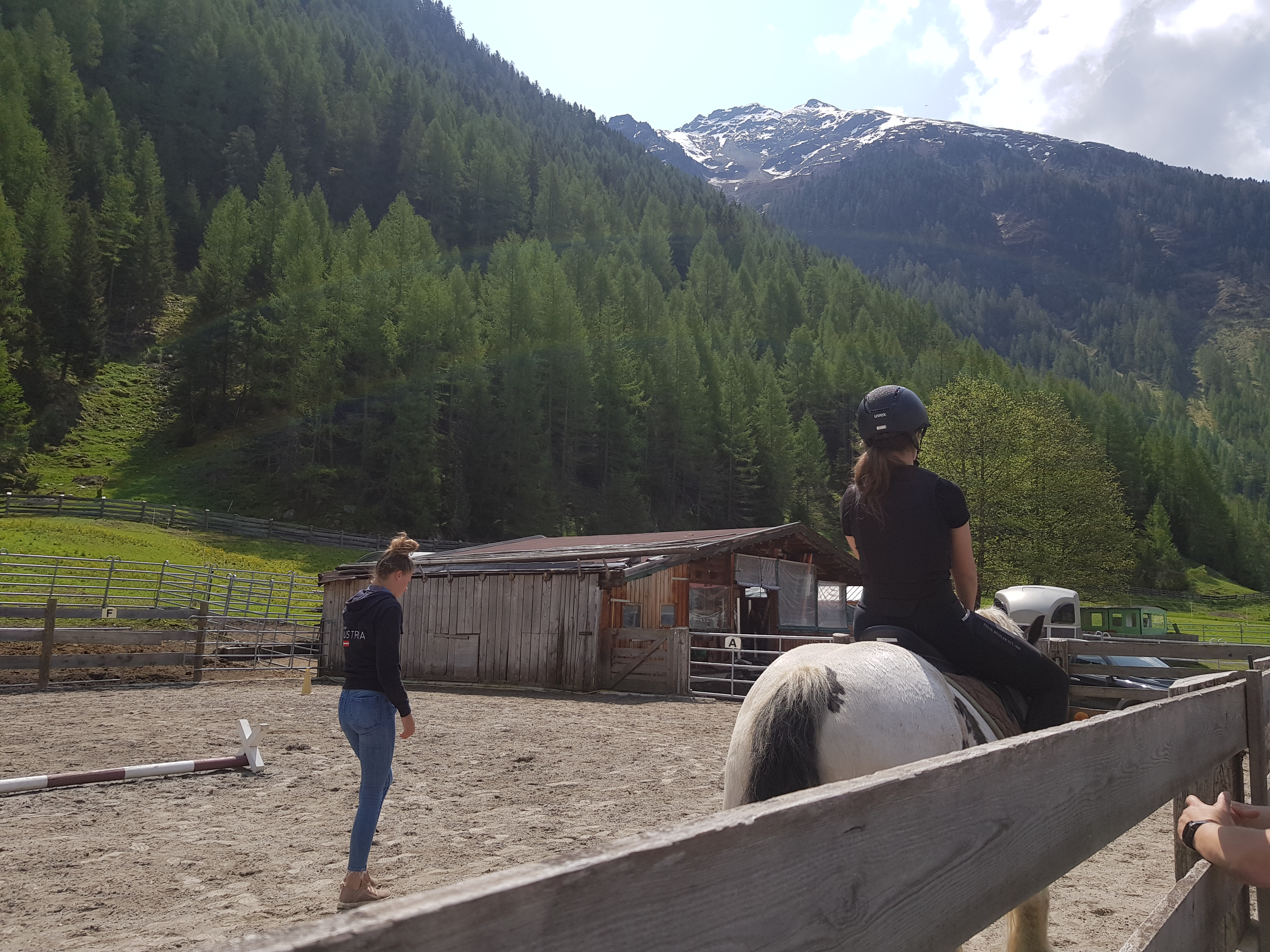 Urlaub auf dem Bauernhof - Pferdewirtin und Tochter des Hauses Sanne macht den Reitunterricht. - Reiter- & Alpakahof Alpin Appart