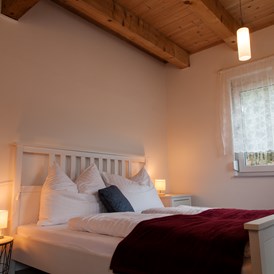 Ferien Bauernhof: Schlafzimmer mit Doppelbett im Erdgeschoss. - NaturGut Kunterbunt 