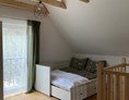Ferien Bauernhof: Offenes Obergeschoss mit Doppelbett und Schlafcouch. - NaturGut Kunterbunt 