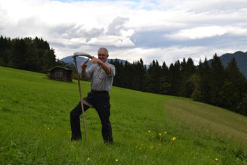 Ferien Bauernhof: Hans beim Sense schleifen - Schloif Troadkastn