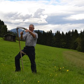 Ferien Bauernhof: Hans beim Sense schleifen - Schloif Troadkastn
