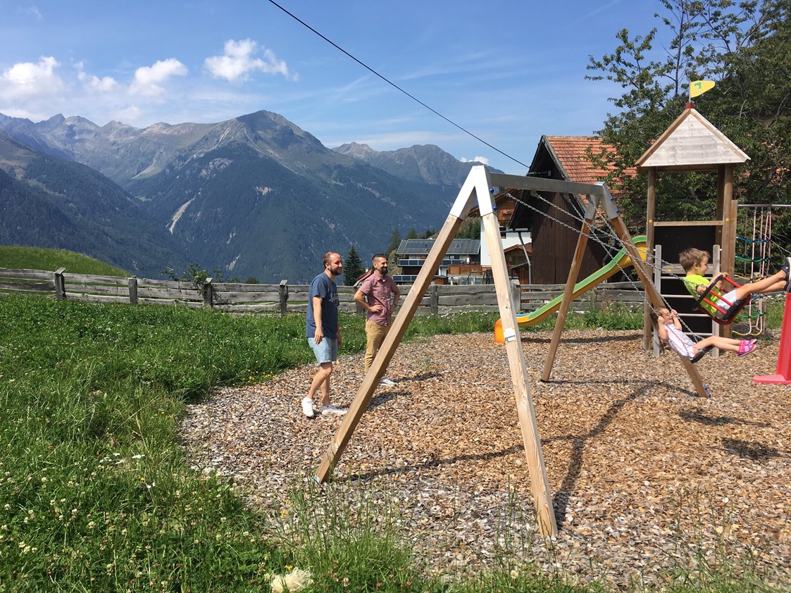 Ferien Bauernhof: Kinderspielplatz Schaukel und Kletterturm  - Bio und Reiterhof der Veitenhof