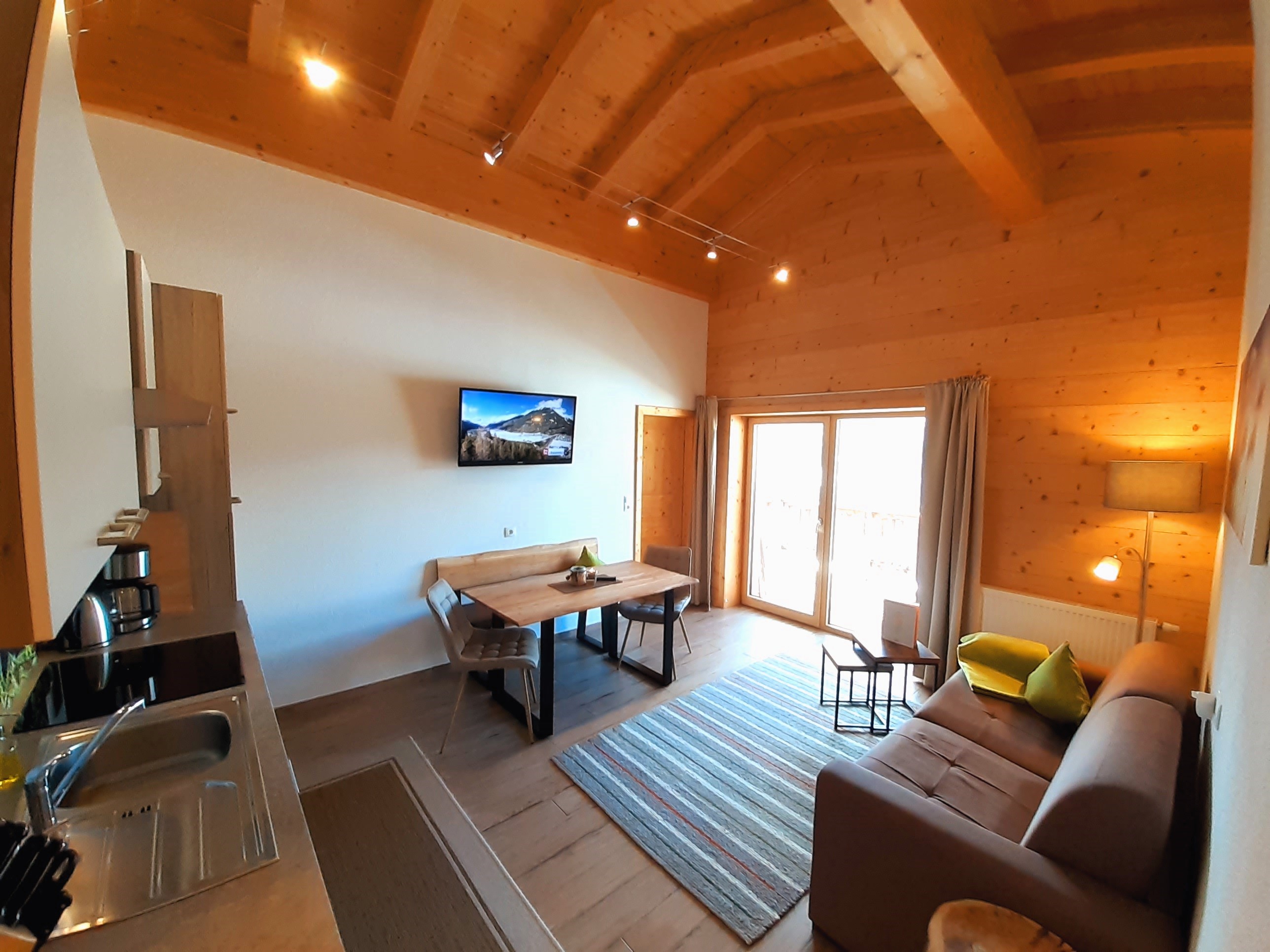 vakantie op de boerderij - Streichelzoo - Oostenrijk - Wohn-Essbereich mit Küche und Balkon - Bio und Reiterhof der Veitenhof