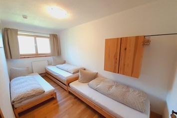 Ferien Bauernhof: 2. Schlafzimmer im Appartement mit Doppelbett oder 3 Einzelbetten möglich - Bio und Reiterhof der Veitenhof