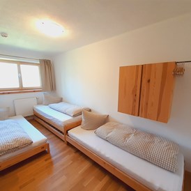 Ferien Bauernhof: 2. Schlafzimmer im Appartement mit Doppelbett oder 3 Einzelbetten möglich - Bio und Reiterhof der Veitenhof
