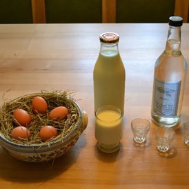 Ferien Bauernhof: Unsere Hofprodukte: frische Milch von unseren Kühen, Eier von unseren Hühnern, hausgemachter Eierlikör - Urlaub am Foidlhof