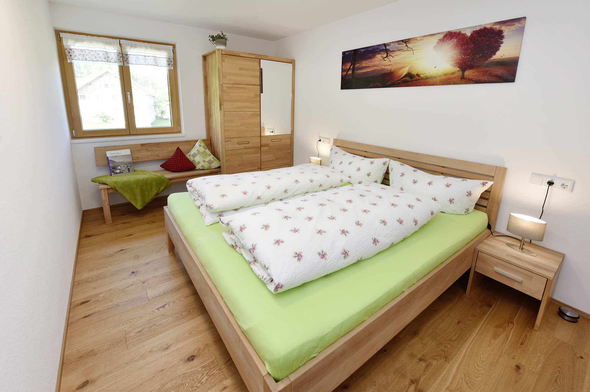 Ferien Bauernhof: Schlafzimmer mit Doppelbett & Gitterbett - Ausblickhof