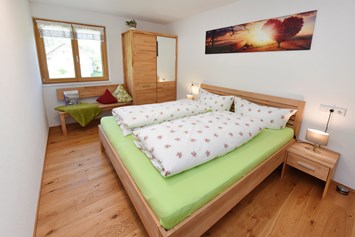Ferien Bauernhof: Schlafzimmer mit Doppelbett & Gitterbett - Ausblickhof
