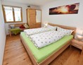 Ferien Bauernhof: Schlafzimmer mit Doppelbett & Gitterbett - Ausblickhof
