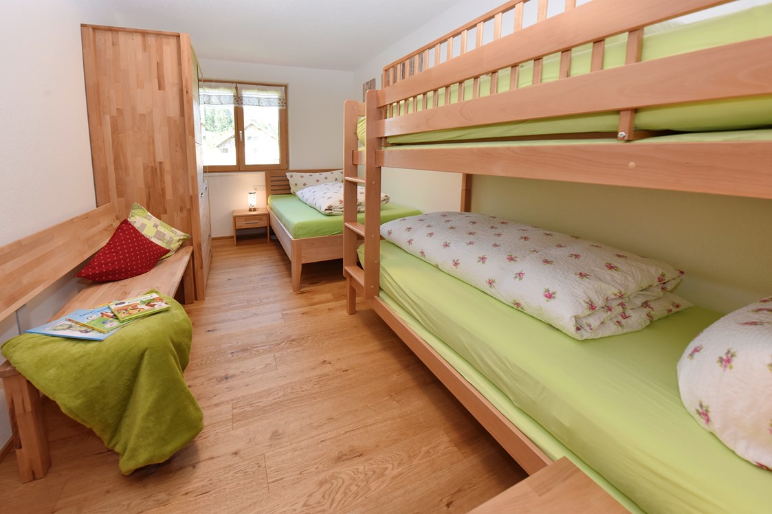 Ferien Bauernhof: Schlafzimmer mit Etagenbett (0,90*2m) und Bett (1,20*2m) - Ausblickhof