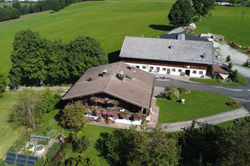 Ferien Bauernhof: Hofgelände - Josef und Christine Stöckl