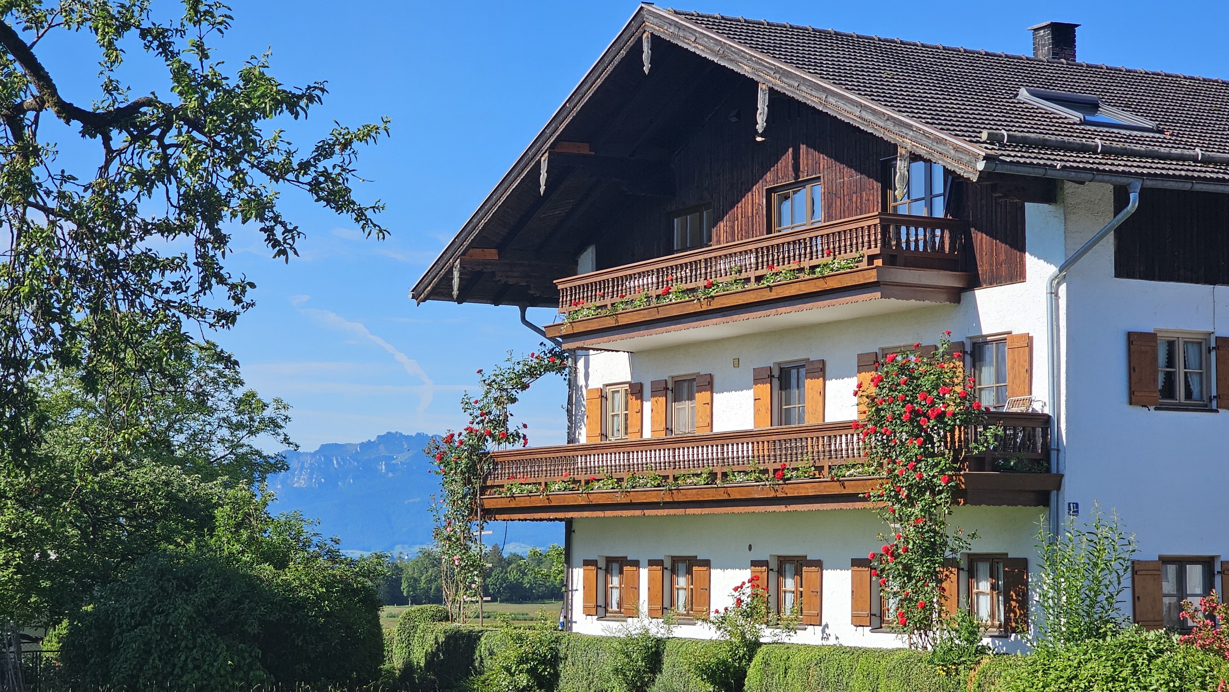 vacanza in fattoria - Frühstück - Unser Hof mit Blick Richtung Osten und Süden zum Chiemsee und die Alpenkette - Moier-Hof LEX