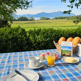 Ferien Bauernhof: Frühstück - Genieße Dein täglich von uns frisch vorbereitete Frühstück auf der Panoramaterrasse oder in der gemütlichen Bauernstube. - Moier-Hof LEX