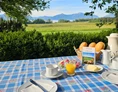 Ferien Bauernhof: Frühstück - Genieße Dein täglich von uns frisch vorbereitete Frühstück auf der Panoramaterrasse oder in der gemütlichen Bauernstube. - Moier-Hof LEX