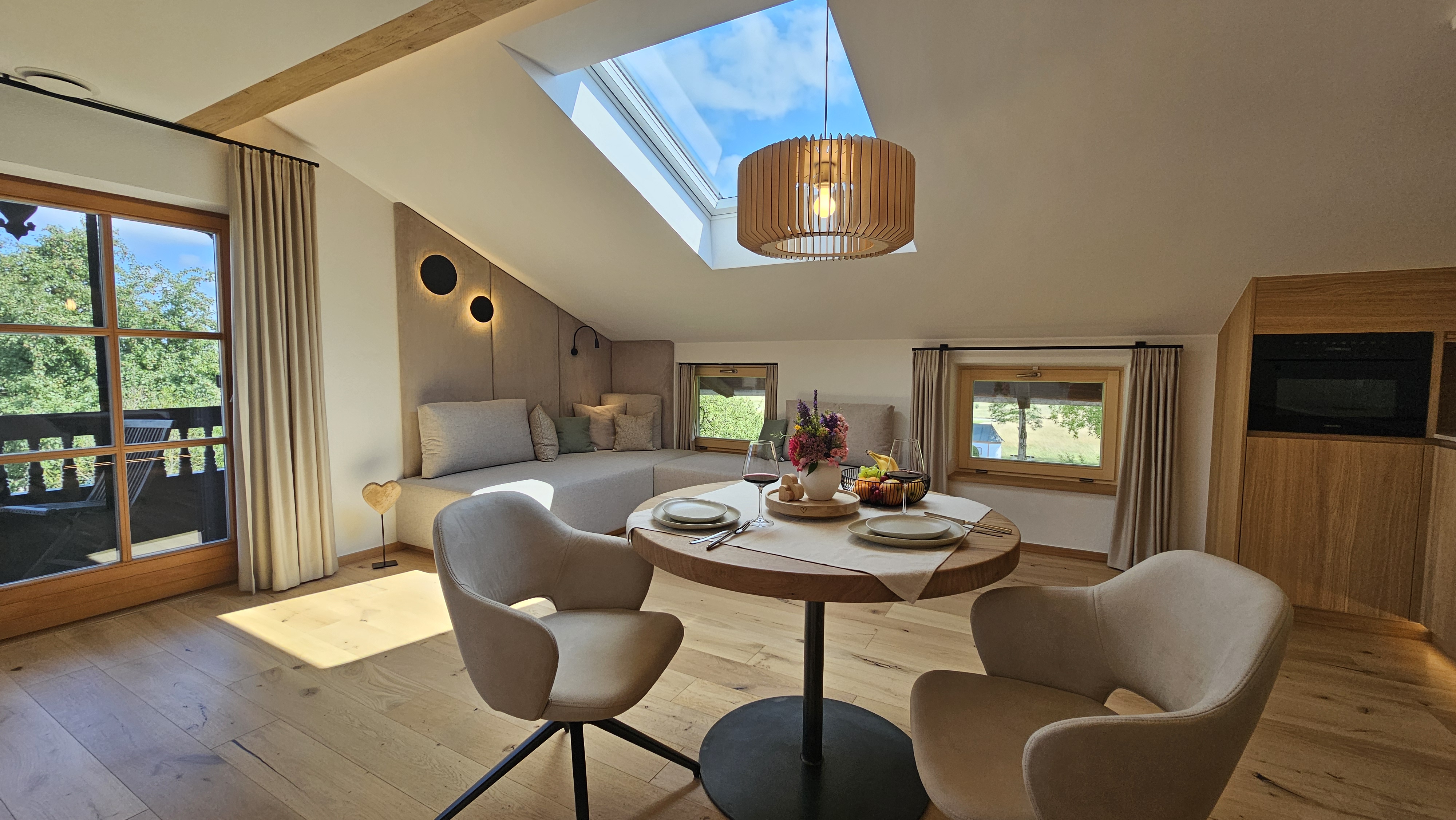 Ferien Bauernhof: Ferienwohnung SPOTZAL offen gestalteter Wohn-/Kochbereich mit gemütlicher Couch - Moier-Hof LEX