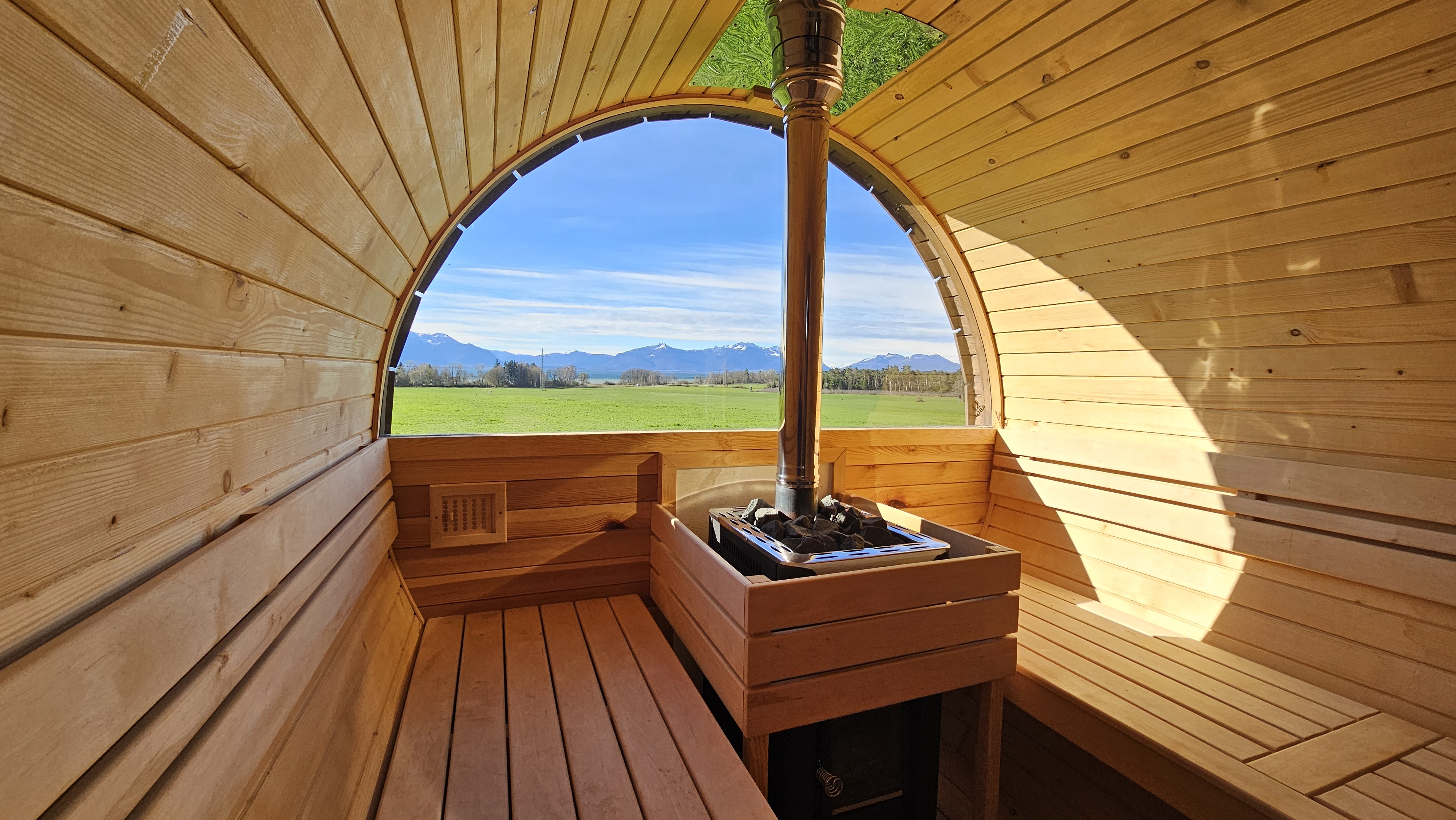 odmor na imanju - Jahreszeit: Frühlings-Urlaub - Sauna - Panoramasauna mit freiem Blick über die Wiesen bis den Chiemsee und die Alpen. Die Holzofenwärme macht das Saunieren besonders behaglich. - Moier-Hof LEX - Hof für Erwachsene