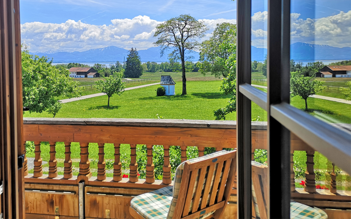 Ferien Bauernhof: Ferienwohnung SPEZL Südbalkon mit Panoramablick zum Chiemsee und die Alpen - Moier-Hof LEX - Hof für Erwachsene