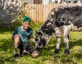 Ferien Bauernhof: Lukas mit Kalb - Bauernhof Oberlöffele
