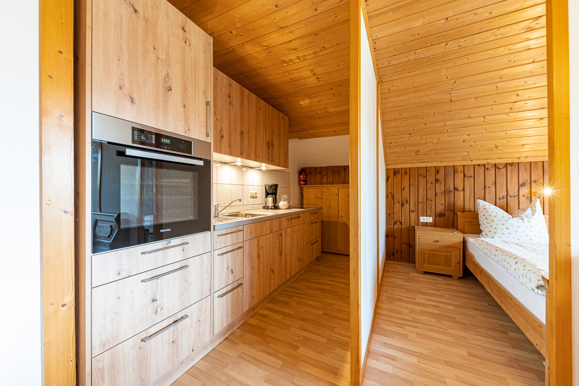 Urlaub auf dem Bauernhof - Lagerfeuerstelle - Ferienwohnung Droatkammer
Küchenbereich
neue Küche mit Spülmaschine - Estermannhof