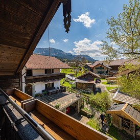 Ferien Bauernhof: Ferienwohnung Droatkammer
Blick vom Balkon idylisches Dorf mit Blick auf Hausberg Hochries - Estermannhof