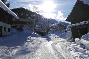 Ferien Bauernhof: Hofeinfahrt Winter - Schnell Palfengut