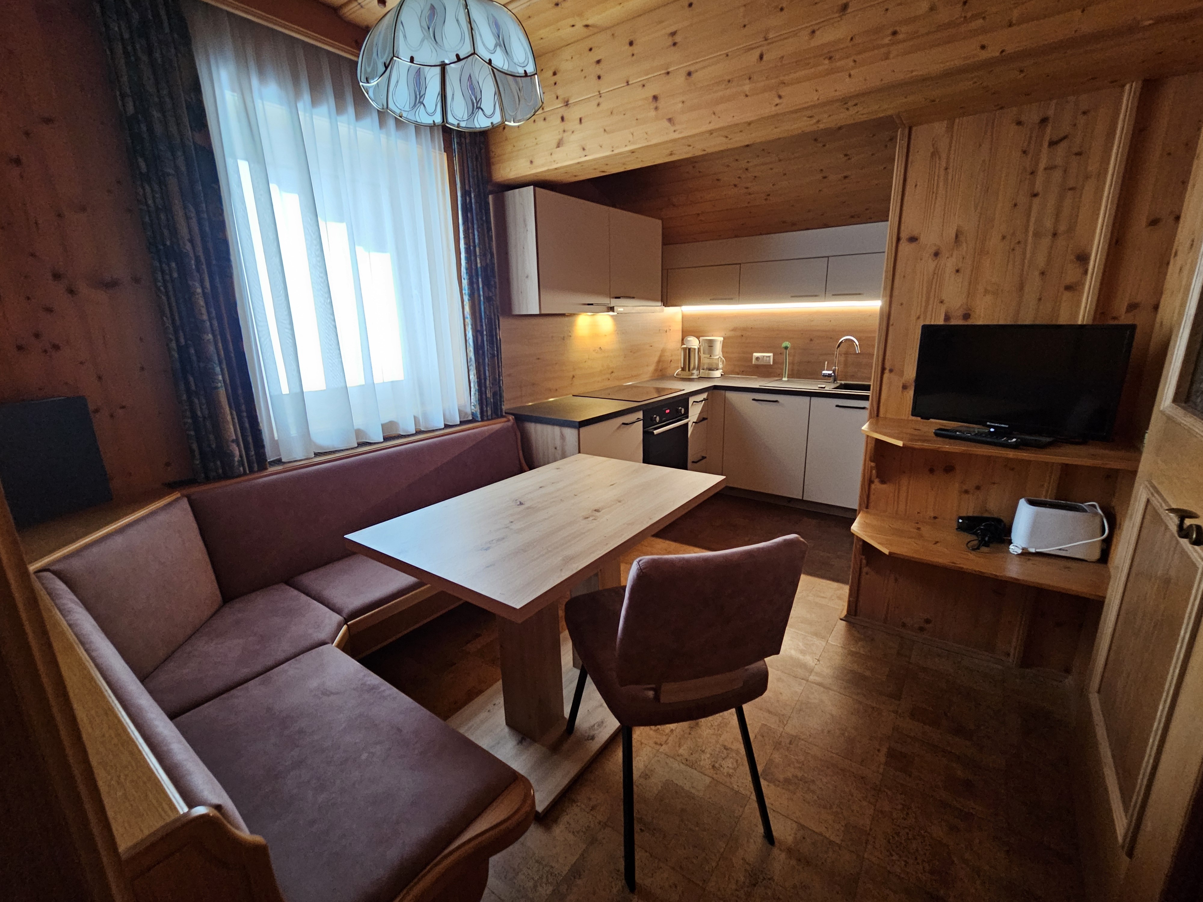 Ferien Bauernhof: Sitzecke und Küchenzeile Waldesruh
 - Steinerbauer - Urlaub am Biokinderbauernhof - Kamer