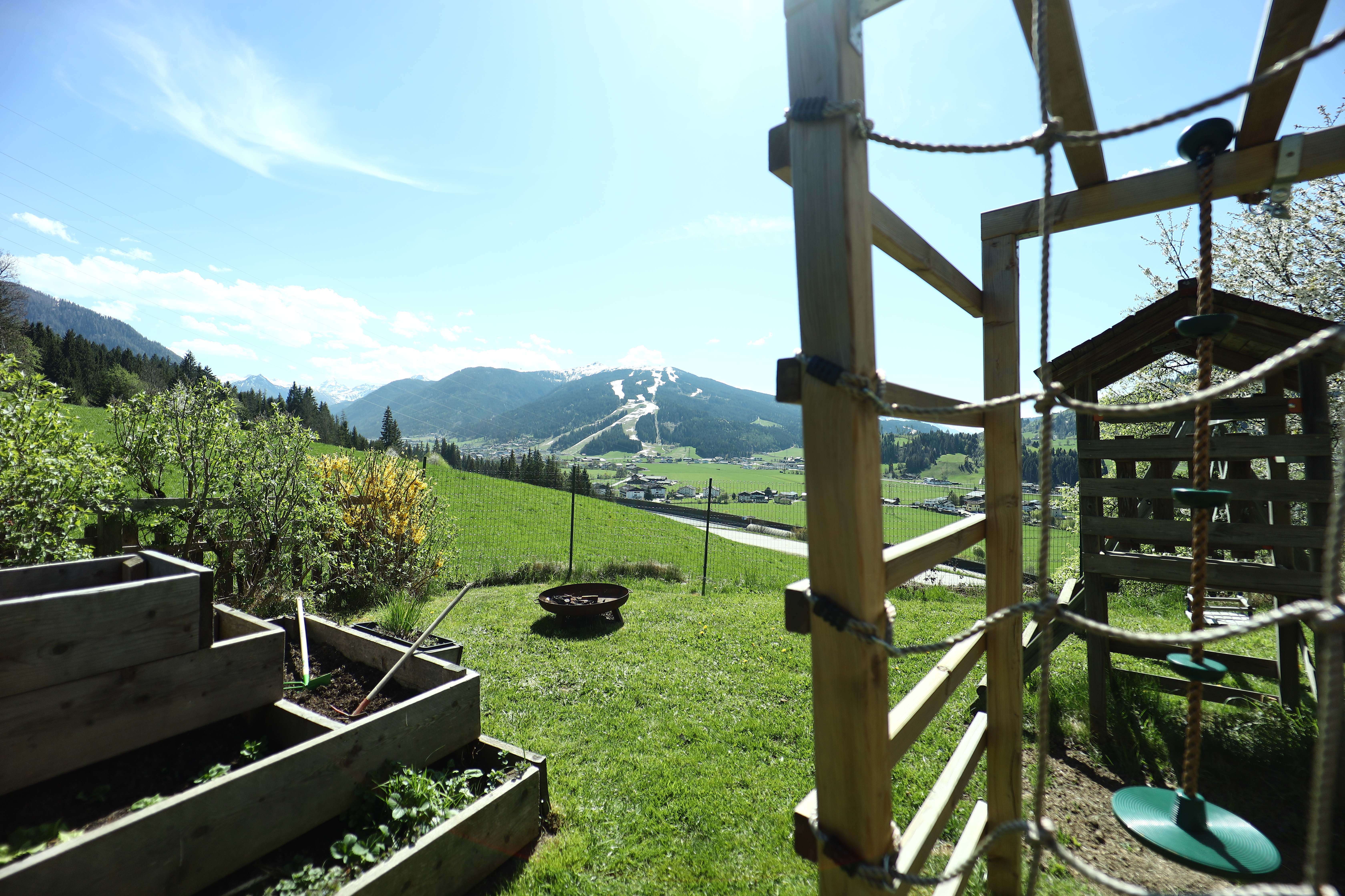 Ferien Bauernhof: Klettergerüst und Natur hautnah - Steinerbauer - Urlaub am Biokinderbauernhof