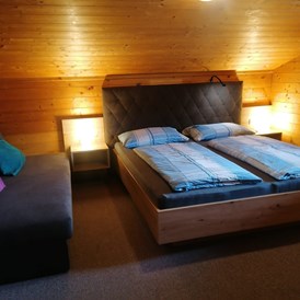 Ferien Bauernhof: Talblick - gemütliches Schlafzimmer mit drei Schlafplätzen, eingebettet in Holz - Steinerbauer - Urlaub am Biokinderbauernhof