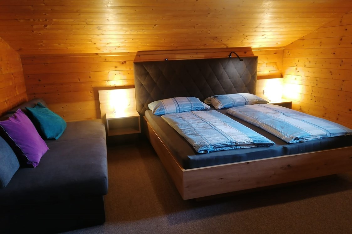 Ferien Bauernhof: Talblick - gemütliches Schlafzimmer mit drei Schlafplätzen, eingebettet in Holz - Steinerbauer - Urlaub am Biokinderbauernhof